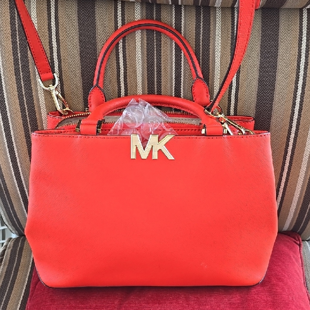 Michael Kors Orange & Gold Handbag. Pre-owned Good Condition Still w/ sales tag